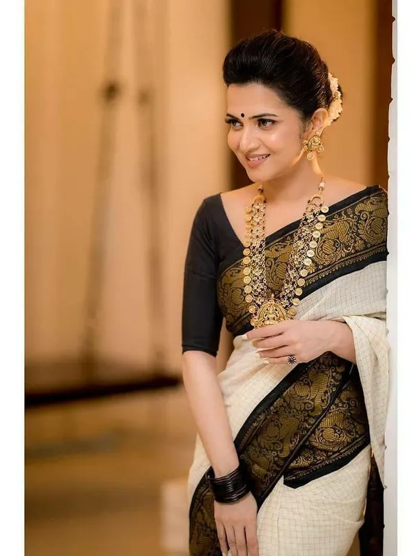 Moiety_Off_White_Soft_Banarasi_Silk_Saree_With_Panoply_Blouse_Piece
