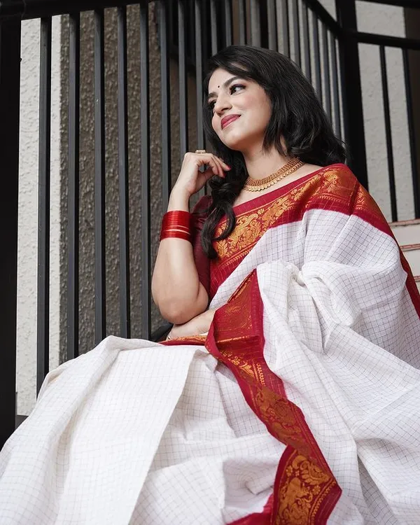 Moiety_Off_White_Soft_Banarasi_Silk_Saree_With_Panoply_Blouse_Piece