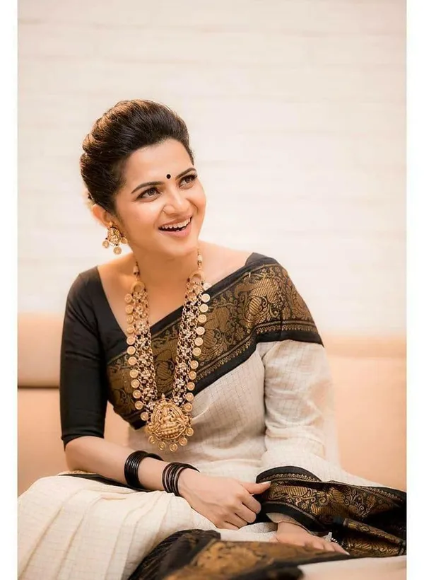 Moiety_Off_White_Soft_Banarasi_Silk_Saree_With_Panoply_Blouse_Piece