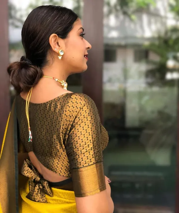 Moiety_yellow_Soft_Banarasi_Silk_Saree_With_Panoply_Blouse_Piece