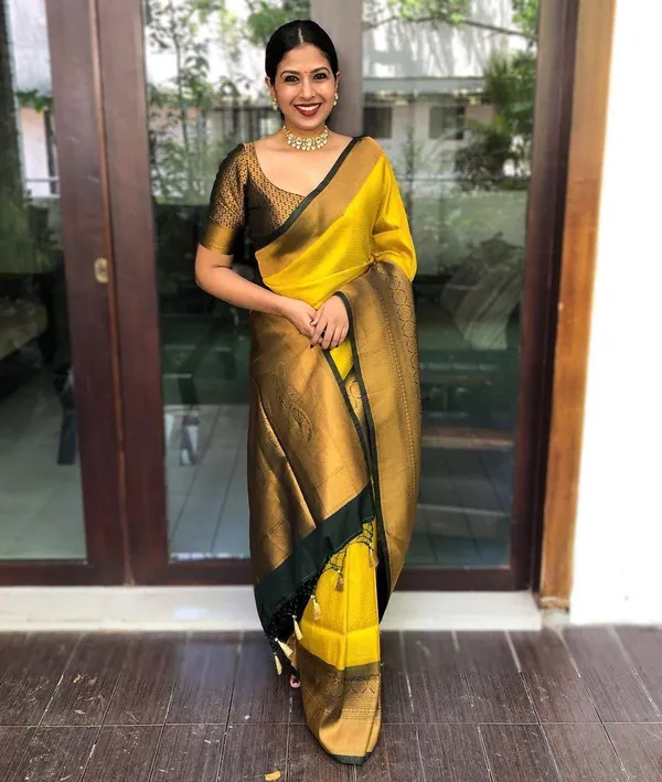 Moiety_yellow_Soft_Banarasi_Silk_Saree_With_Panoply_Blouse_Piece
