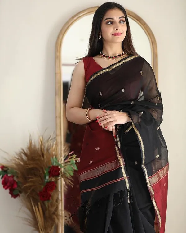 Handloom_Linen_Saree_with_Unstitched_Blouse