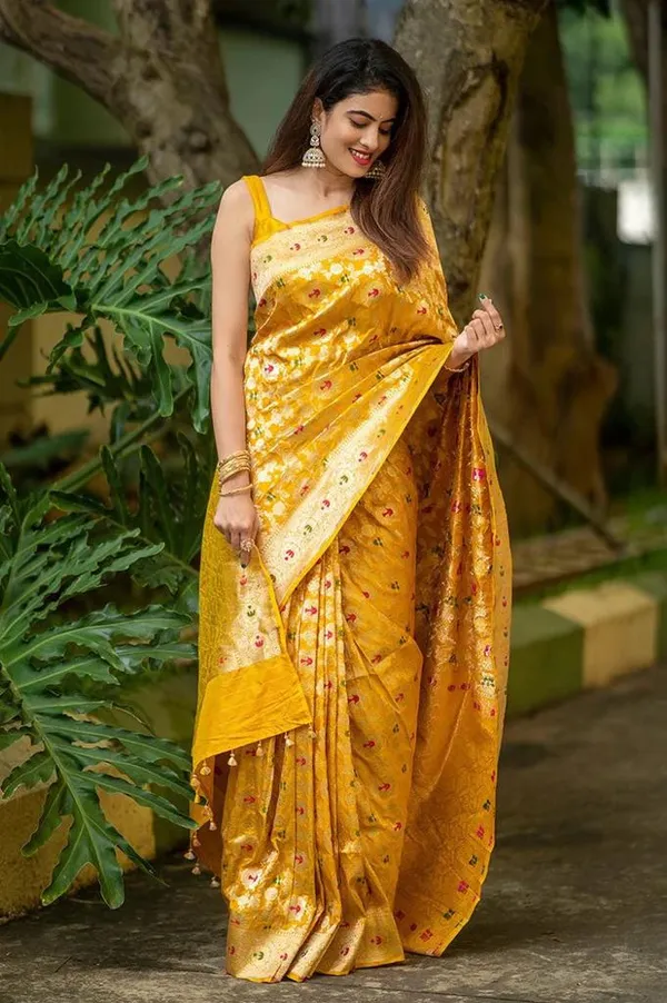Floral_Woven_Banarasi_Saree_with_Contrast_Border_and_Unstitched_Blouse_Piece