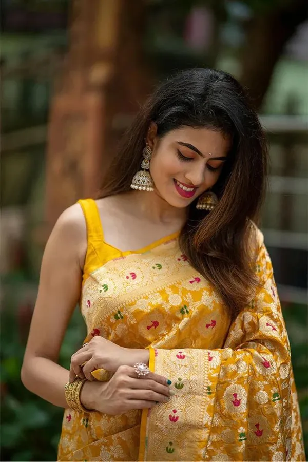 Floral_Woven_Banarasi_Saree_with_Contrast_Border_and_Unstitched_Blouse_Piece