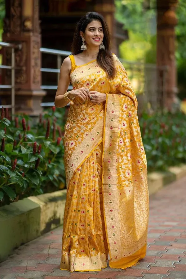 Floral_Woven_Banarasi_Saree_with_Contrast_Border_and_Unstitched_Blouse_Piece