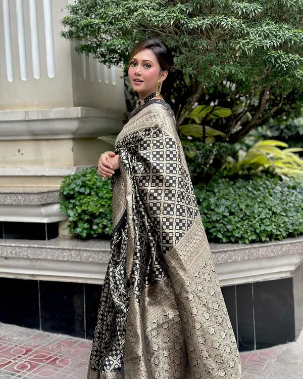 Gold_Banarasi_Silk_Traditional_Wear_Saree
