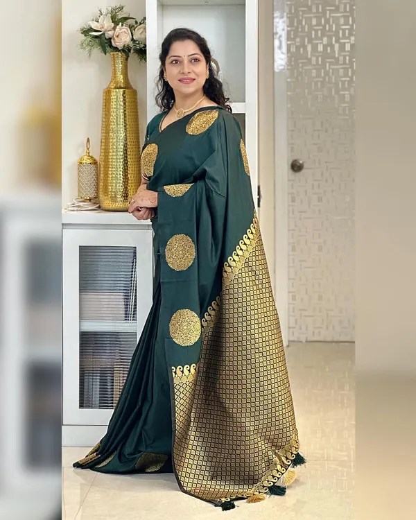 Green_Banarasi_Silk_Traditional_Wear_Saree