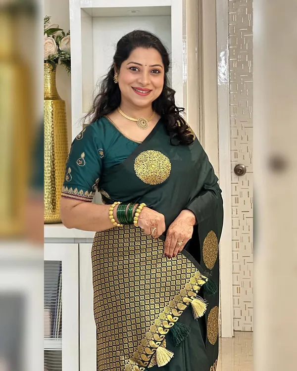 Green_Banarasi_Silk_Traditional_Wear_Saree