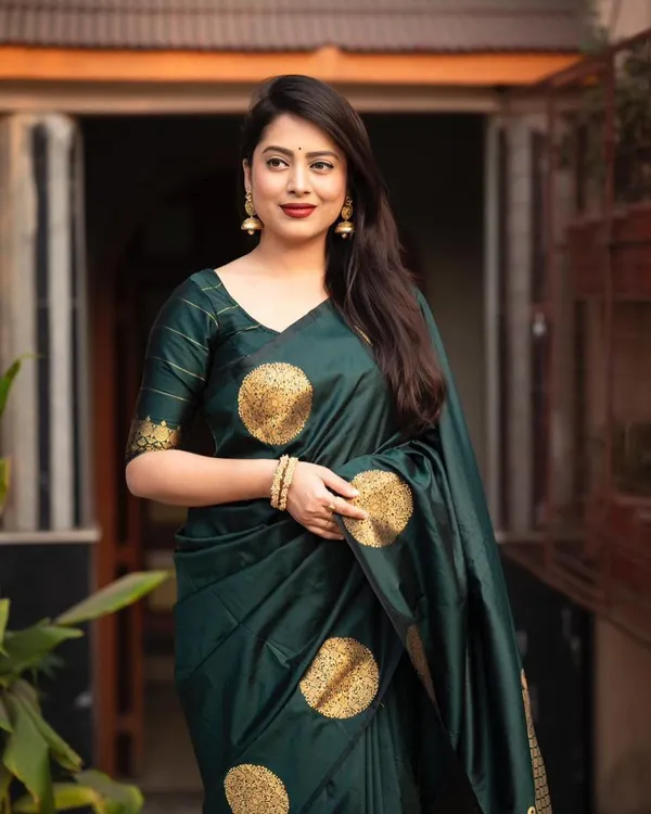 Green_Banarasi_Silk_Traditional_Wear_Saree