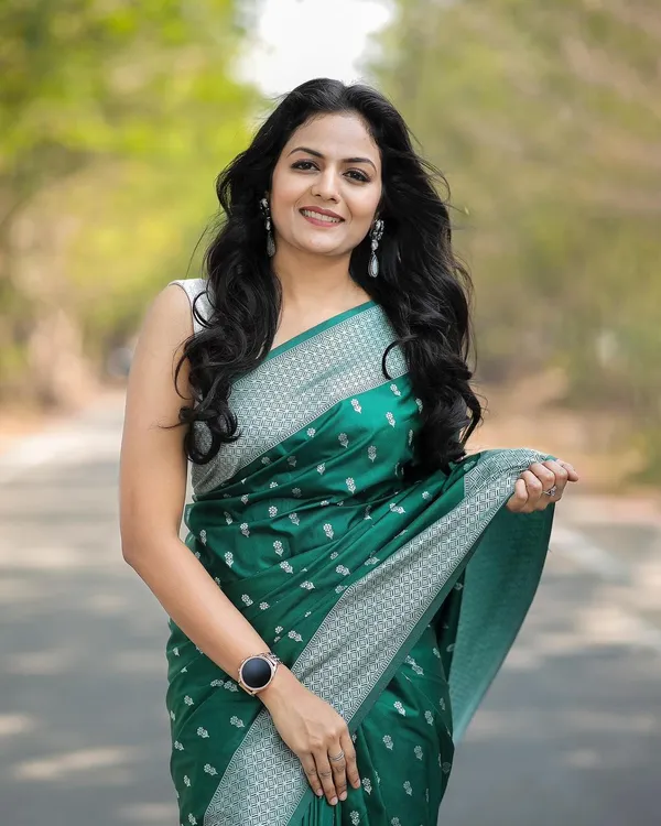 Green_Banarasi_Silk_Traditional_Wear_Saree