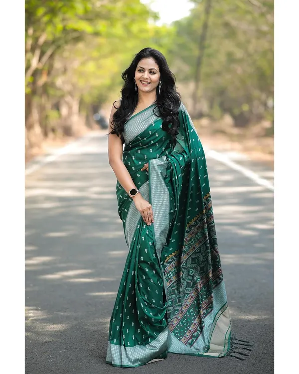 Green_Banarasi_Silk_Traditional_Wear_Saree