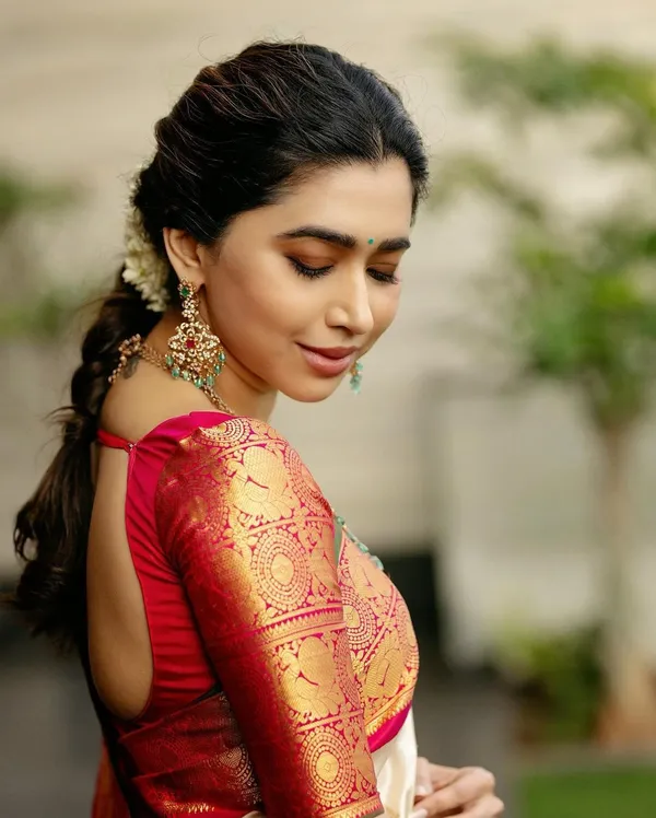 Off_White_Banarasi_Silk_Traditional_Wear_Saree