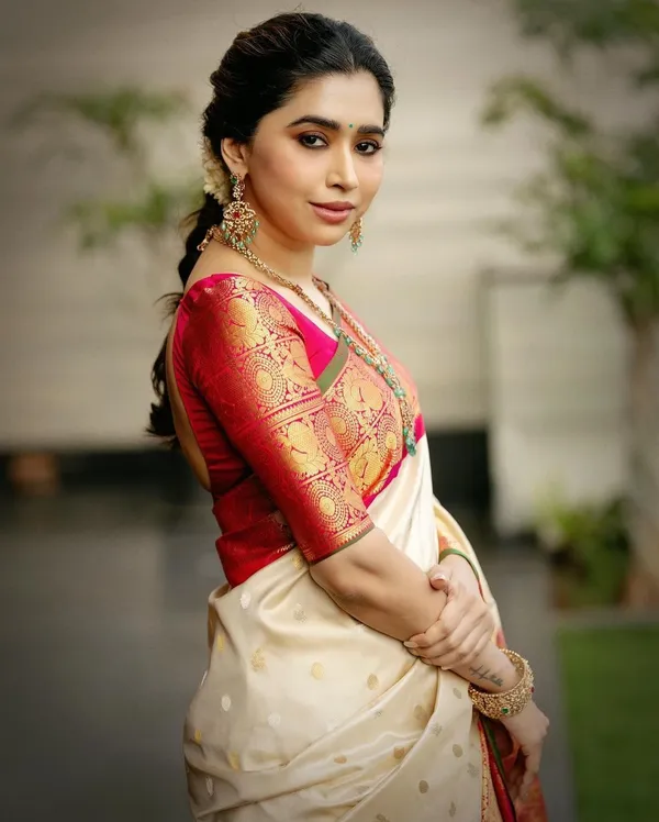 Off_White_Banarasi_Silk_Traditional_Wear_Saree