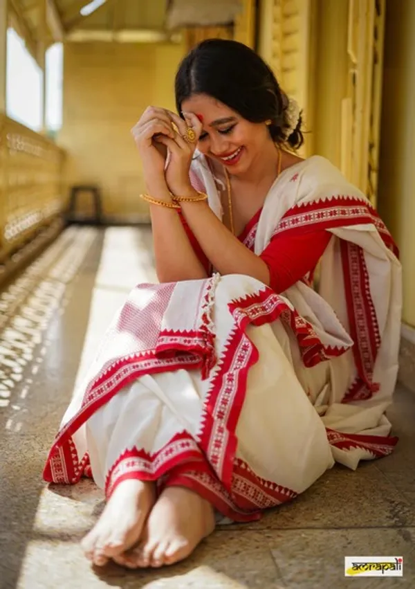 Cream_Banarasi_Silk_Traditional_Wear_Saree