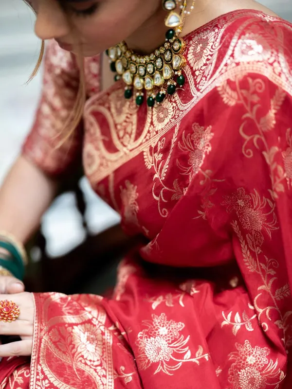 Red_Banarasi_Silk_Traditional_Wear_Saree