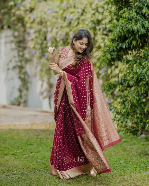 Red_Banarasi_Silk_Traditional_Wear_Saree