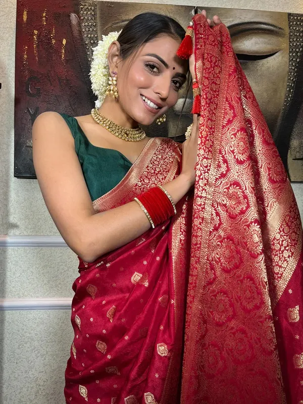 Red_Banarasi_Silk_Traditional_Wear_Saree