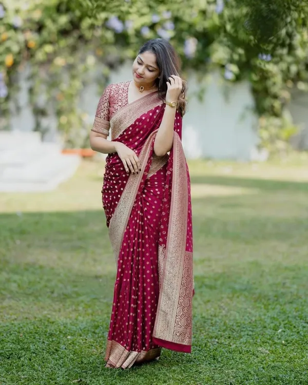 Red_Banarasi_Silk_Traditional_Wear_Saree