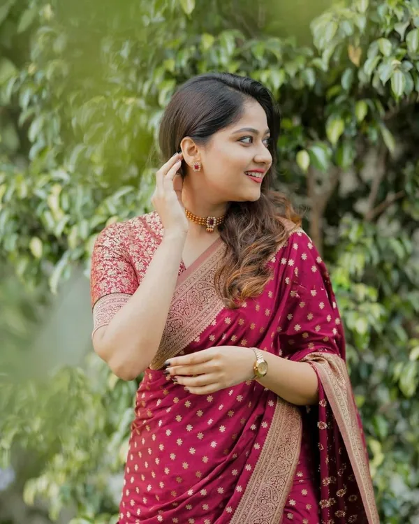 Red_Banarasi_Silk_Traditional_Wear_Saree