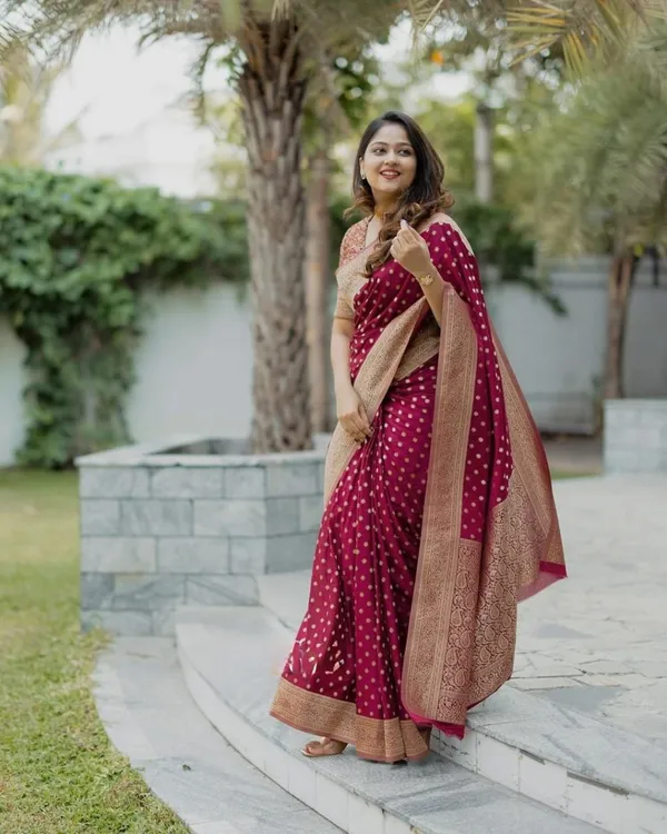 Red_Banarasi_Silk_Traditional_Wear_Saree