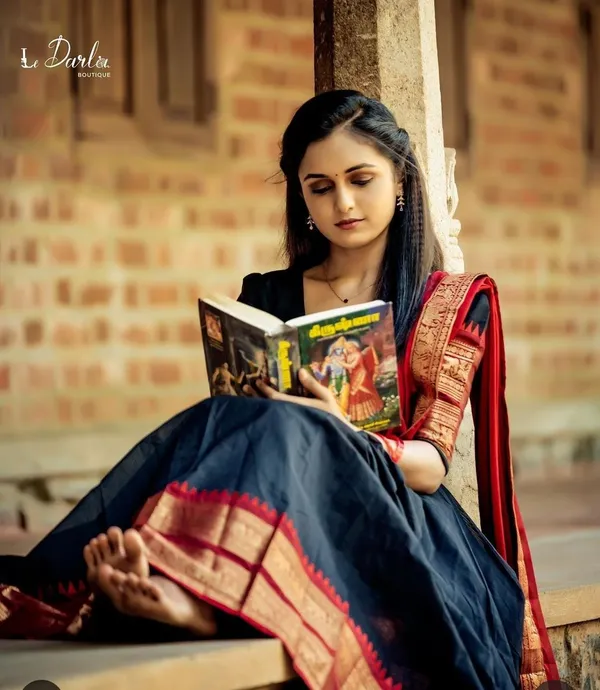 Black_and_Red_Jacquard_Kanjivaram_Silk_Hafe_Saree