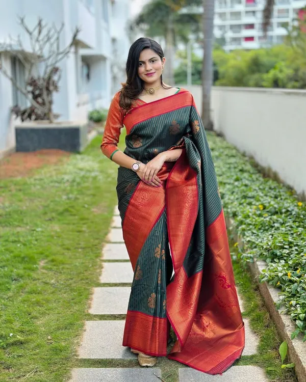 Green_Banarasi_Silk_Traditional_Wear_Saree