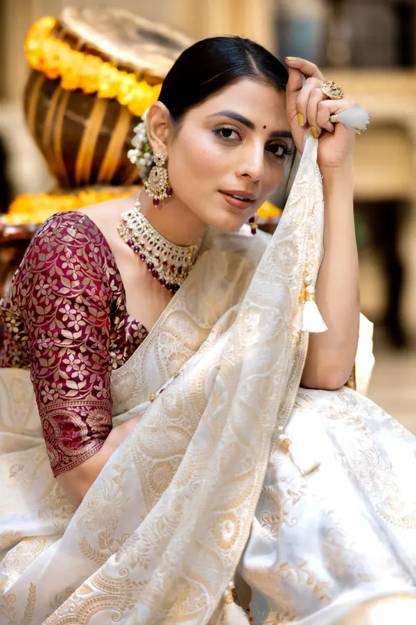 White_Banarasi_Silk_Traditional_Wear_Saree