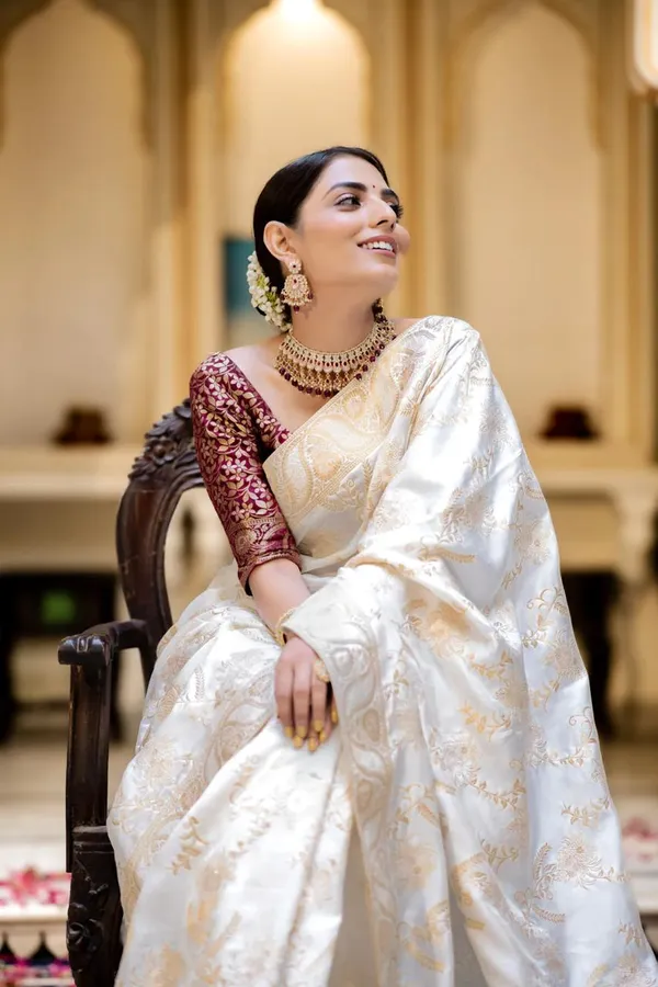 White_Banarasi_Silk_Traditional_Wear_Saree
