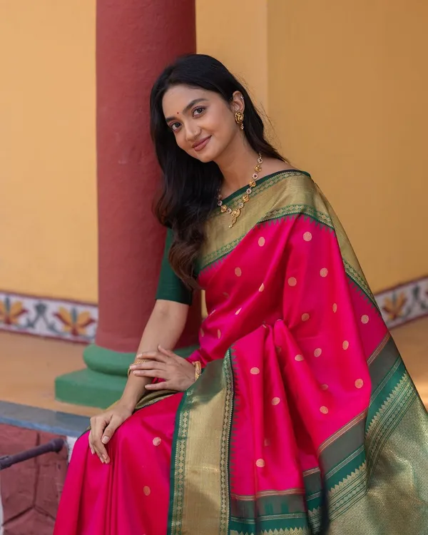 Red_Banarasi_Silk_Traditional_Wear_Saree