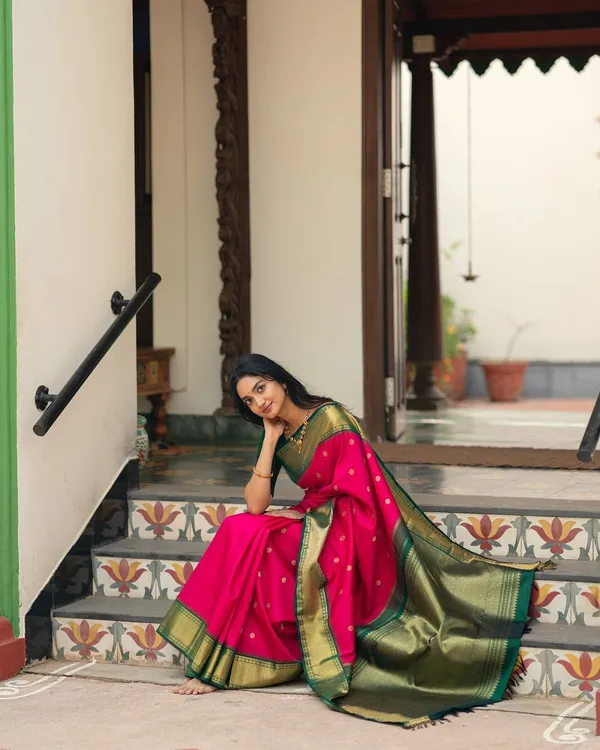 Red_Banarasi_Silk_Traditional_Wear_Saree