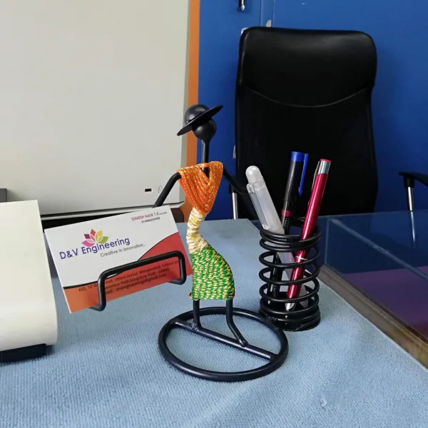 Hand_type_Pen/Pencil_and_Visiting_Card_Holder_with_Indian_Tricolor/Tiranga_Dressed_Lady_(DVPS-03-TRI)
