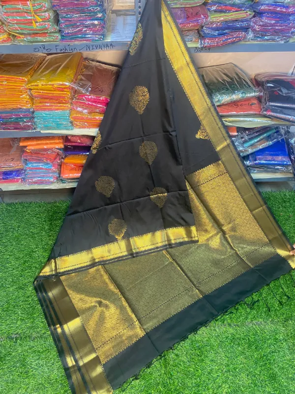 https://cdn-image.blitzshopdeck.in/ShopdeckCatalogue/tr:f-webp,w-600,fo-auto/66274cacebb827b5d63c9765/media/Kanjivaram_Tissue_Border_Soft_Silk_Saree__Black__9PUYWIU1LT_2024-06-07_1.png__Nivnyaa Fashion