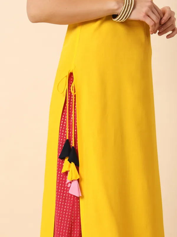 Mango_Yellow_Solid_Straight_Sleeveless_Kurta