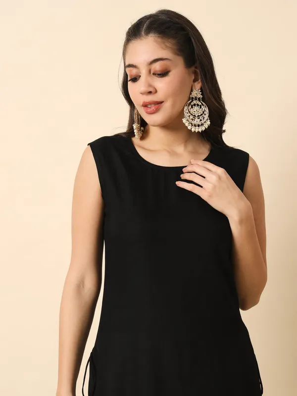 Black_Solid_Straight_Sleeveless_Kurta