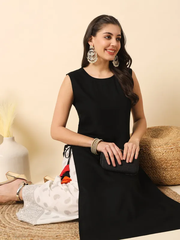 Black_Solid_Straight_Sleeveless_Kurta