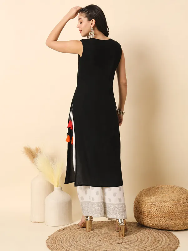 Black_Solid_Straight_Sleeveless_Kurta