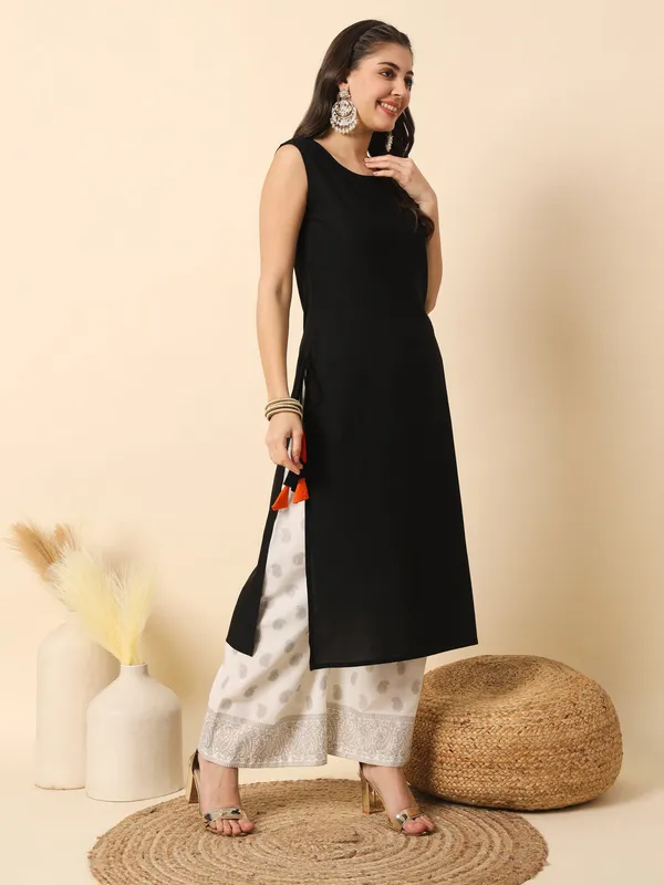 Black_Solid_Straight_Sleeveless_Kurta