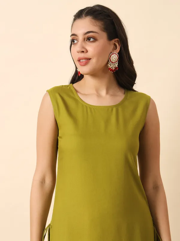 Olive_Green_Solid_Straight_Sleeveless_Kurta
