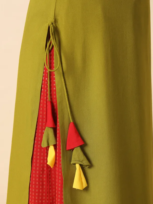 Olive_Green_Solid_Straight_Sleeveless_Kurta