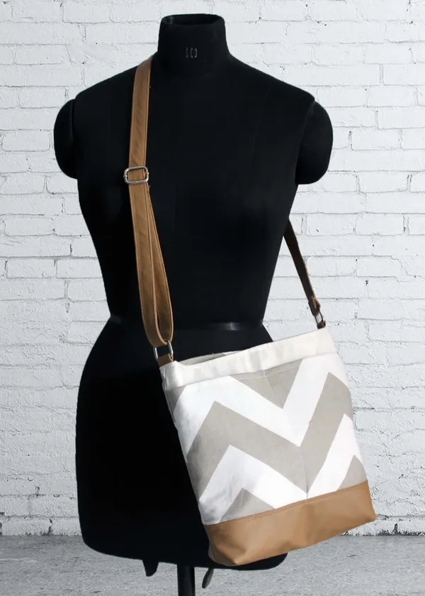 Pack_of_1_Piece_Cotton_Beige_Chevron_Printed_Hand_Bag_for_Girl,_Boy,_Men_and_Women