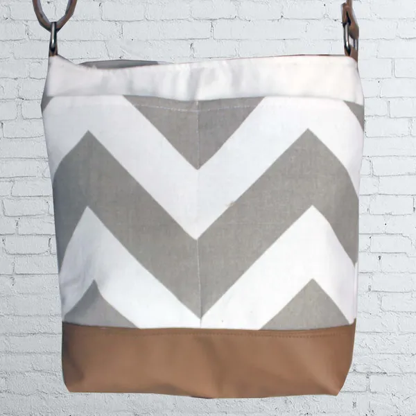 Pack_of_1_Piece_Cotton_Beige_Chevron_Printed_Hand_Bag_for_Girl,_Boy,_Men_and_Women