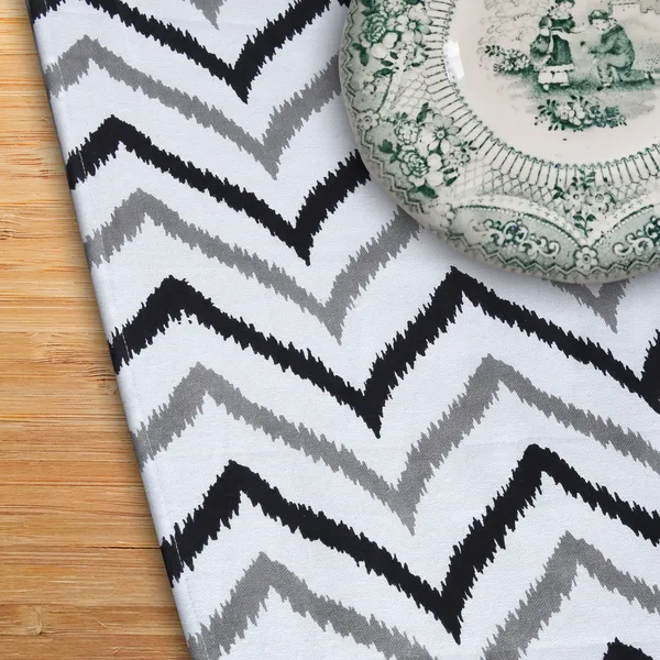 Pack_of_1_Piece_Cotton_Black_Chevron_Printed_Table_Runner_for_Dining_&_Center_Table