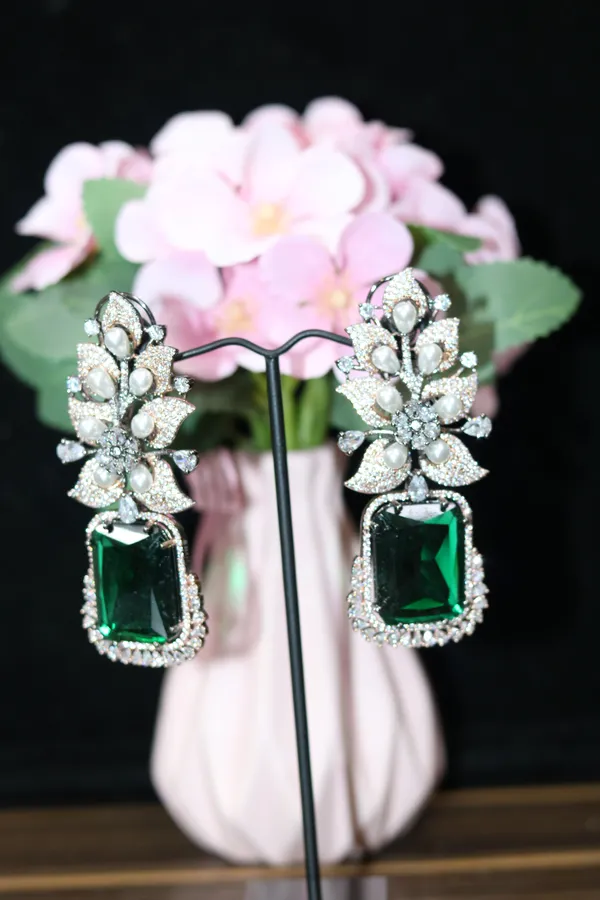 AD_EARING_WITH_GREEN_STONE
