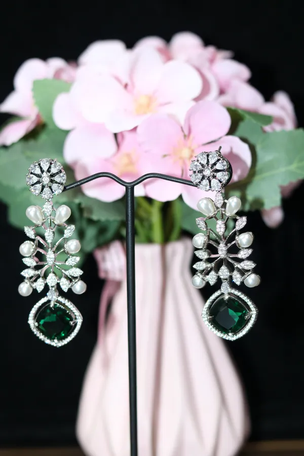 AD_EARING_WITH_GREEN_STONE