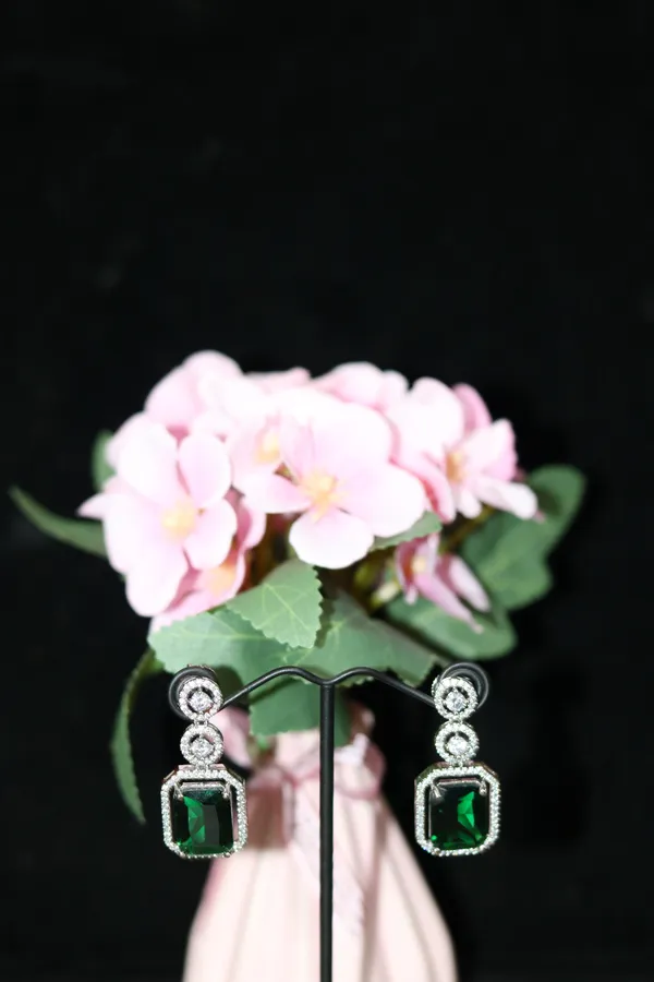 AD_EARING_WITH_GREEN_STONE