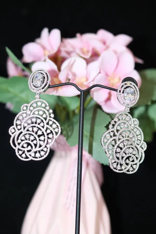 AD_EARING_WITH_WHITE_STONE