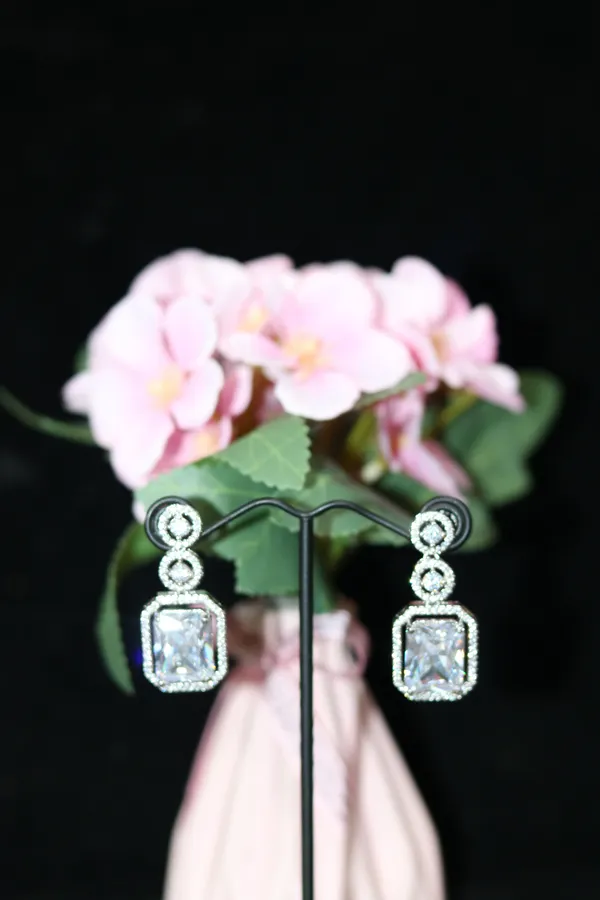 AD_EARING_WITH_WHITE_STONE