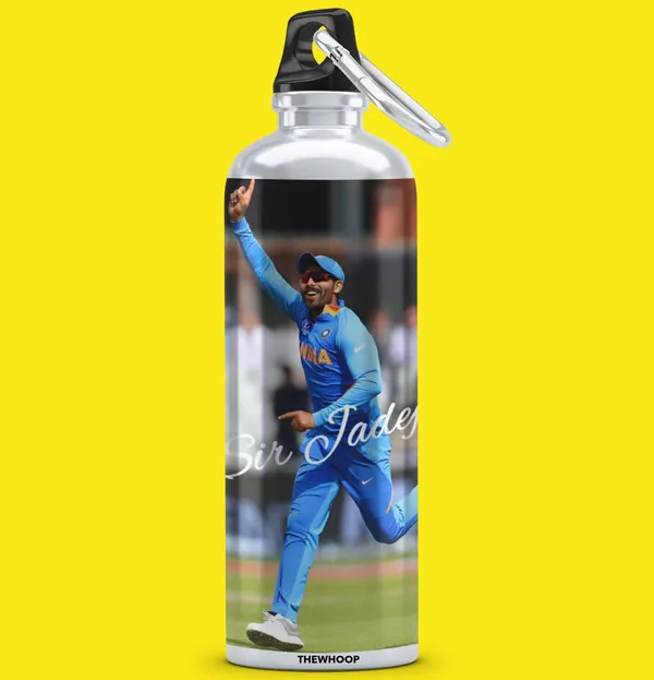 Combo_Pack_Of_6_White_Printed_Indian_Cricketers_Gift_|_Mug,_Sipper_Bottle,_Keychain,_Sunglass,_Cap,_Greeting_Card,_Birthday_Gift_Set_For_Cricket_Fans_(Ravindra_Jadeja)