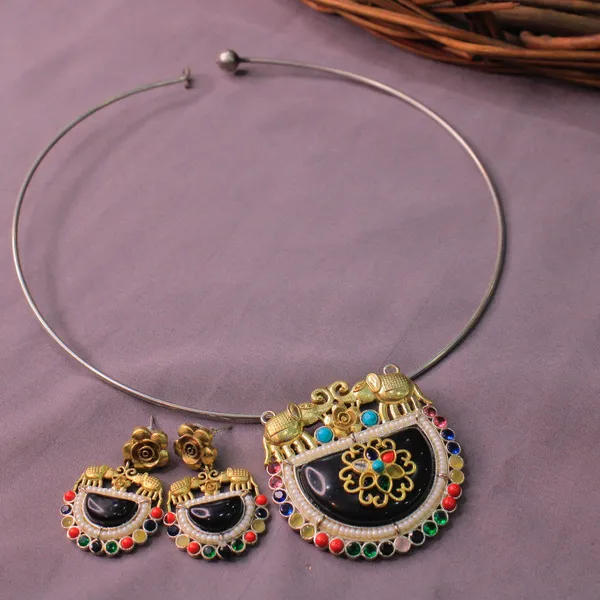 Adjustable_hasli_necklace_with_dual_tone_pendant_earring_with_monalisa_stone