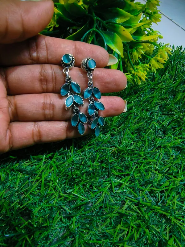 Silver_Tops_in_leaf_pattern_with_green_color_studs